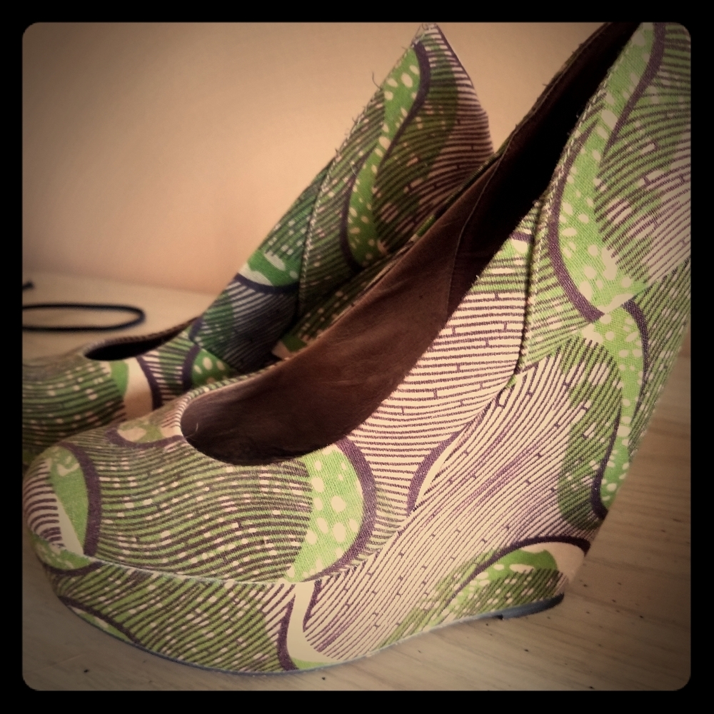 Wedge closed toes heels .
